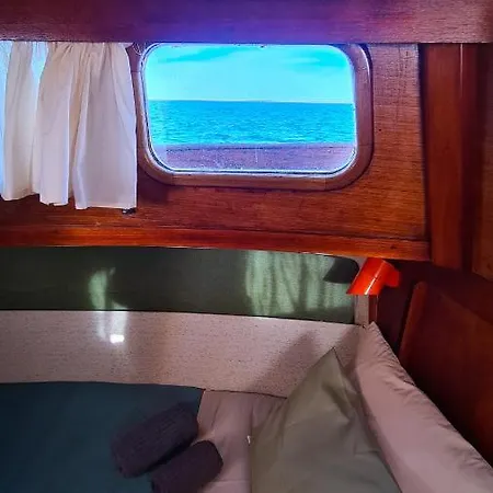 Piam - Boat House Botel Faro