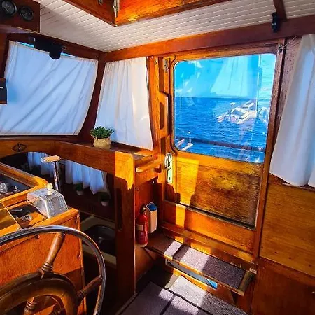Piam - Boat House Botel Faro