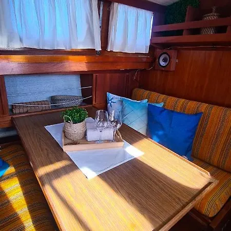 Botel Piam - Boat House *