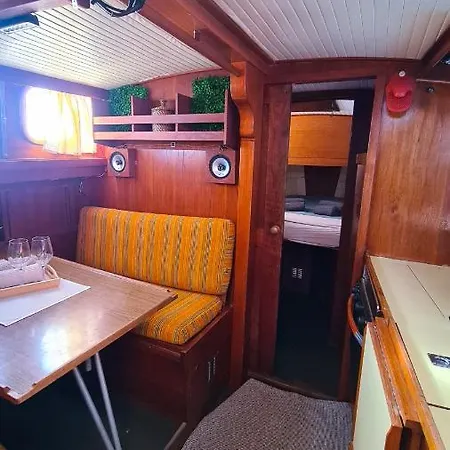 Piam - Boat House Botel