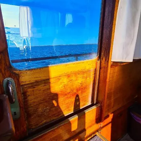 Piam - Boat House Botel Faro