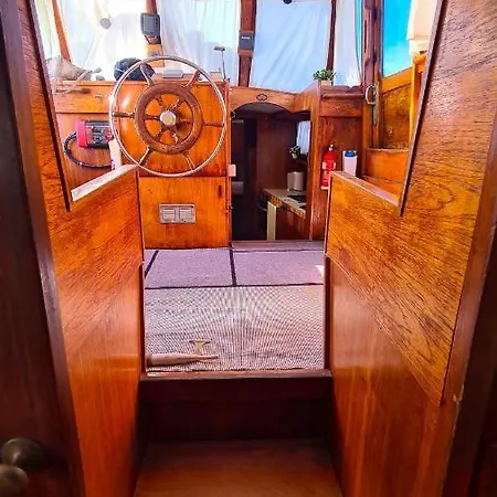 Botel Piam - Boat House
